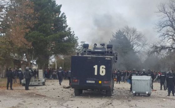 Бунт и сблъсъци в бежанския център в Харманли