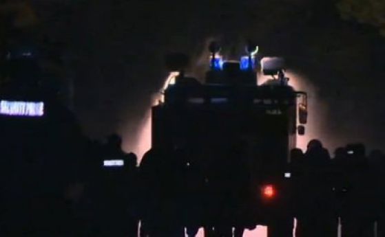 Пуснаха водното оръдие срещу протестиращите мигранти в Харманли