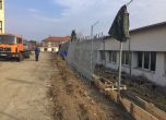 До четвъртък приключват с ремонта на оградата на бежанския център в Харманли