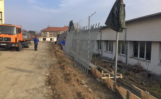 До четвъртък приключват с ремонта на оградата на бежанския център в Харманли