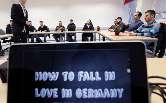 Германия учи бежанците как се свалят жени