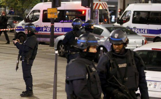 Въоръжен взе заложници в Париж
