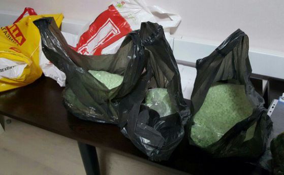 МВР арестува двама мъже с 20 000 зелени "усмихнати" таблетки