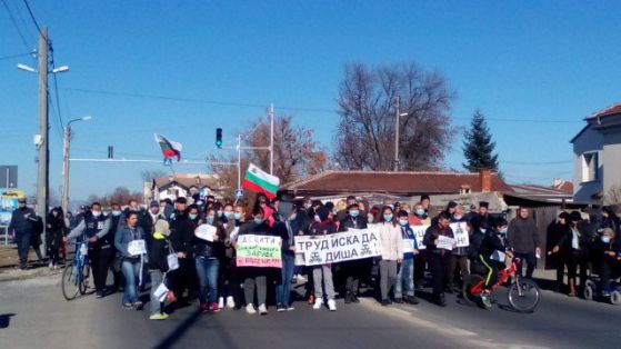 Жители на село Труд блокираха пътя Пловдив - Карлово заради биоцентрала