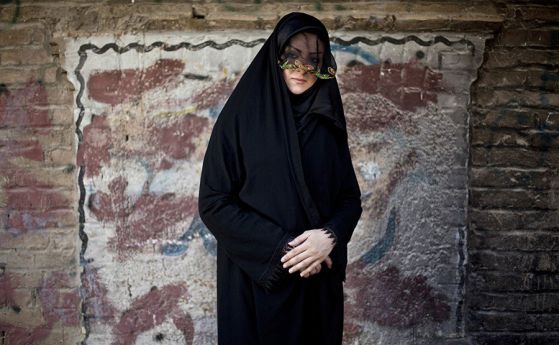 Затвор за модни агенти в Иран заради снимки с жени без забрадки