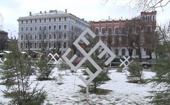 Орнаменти като свастика в центъра на Рига възмутиха социалните мрежи