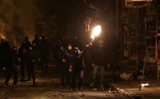 Коктейли "Молотов" на шествие за убит от полицай младеж в Атина