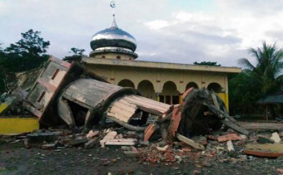 Земетресение срина къщи и джамии в Суматра. Жертвите са най-малко 92 (обновена)