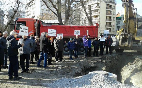 Бургазлии застанаха срещу багерите,за да спрат строеж пред блоковете им