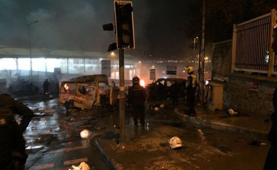 Взрив в Истанбул: Кола избухна до стадиона на Бешикташ