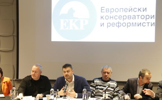 Бареков събра видни общественици, социолози и анализатори на кръгла маса за референдума