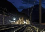 Първият пътнически влак премина през най-дългия тунел в света (снимки и видео)