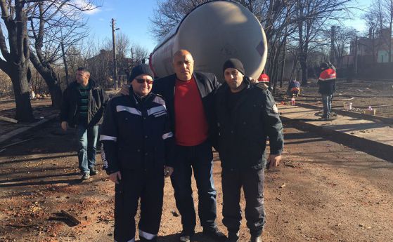 Борисов се снима за спомен с пожарникари в Хитрино