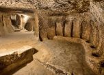 Из тунелите на древния подземен град Деринкую (снимки)