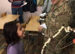 Американски морски пехотинци с подаръци за децата в Зимница