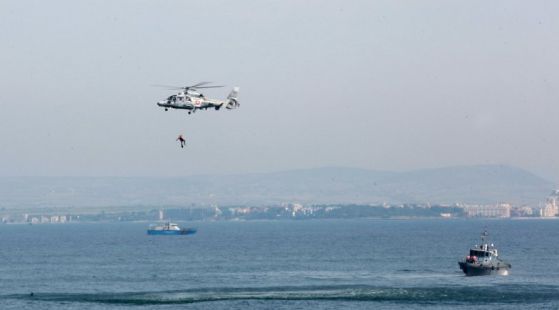 Двама души се изгубиха в Черно море, военен хеликоптер ги търси