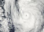 Мощен тайфун опустошава втори ден Филипините, трима са загинали