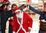 Турски националисти заплашиха с пистолет мъж, облечен като дядо Коледа