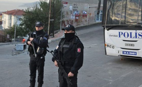 Нощ на арести в Турция след атентата в нощния клуб