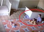 2-годишно дете спаси братчето си, затиснато от скрин (видео)