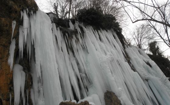 Замръзна водопад край Кюстендил (снимки)