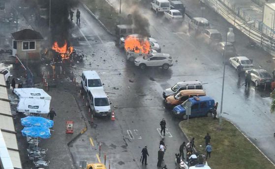 Взрив в Измир, двама са убити и 10 са ранени (обновена)