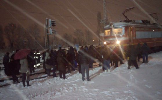 Пътници на протест срещу закъсненията в БДЖ, спряха с телата си влак на Централна гара