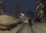 Мъж кара ски по непочистена улица в София (видео)