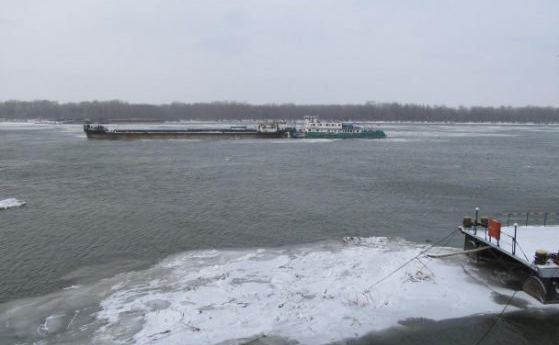 Спряха фериботите по Дунав заради ледоход