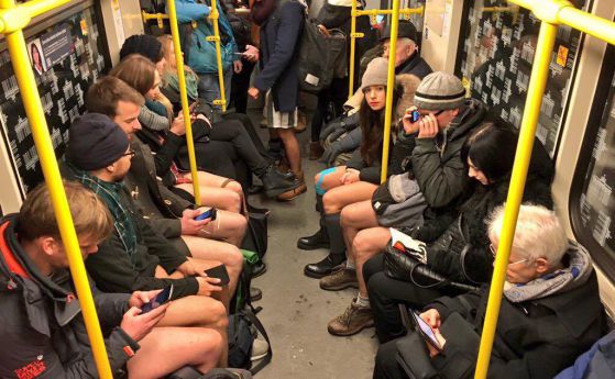 Стотици се возиха без панталони в метрото днес (галерия)