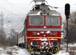 Локомотив блъсна влак на гара Мездра