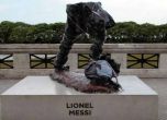 Вандали потрошиха статуята на Меси в Аржентина