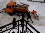 Снегорин в Русе чисти с жива сила (видео)