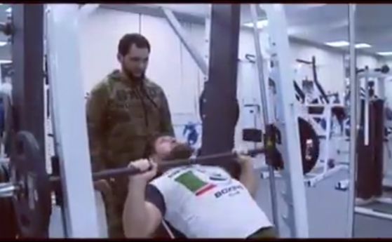 Президентът на Чечня като Бойко Борисов - с щанга на лежанката (видео)