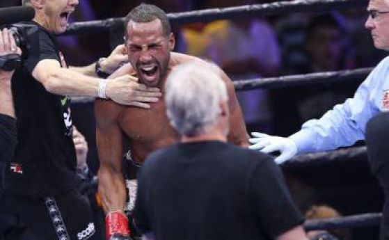 Боксьор остана без зъби, но спаси титла