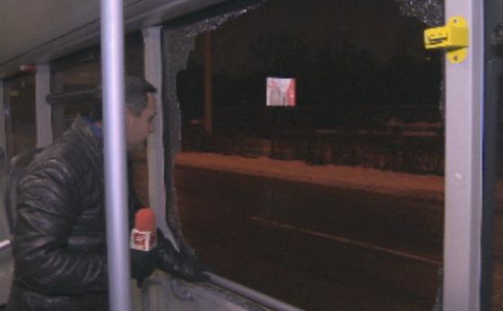 Стреляха по автобус в София снощи