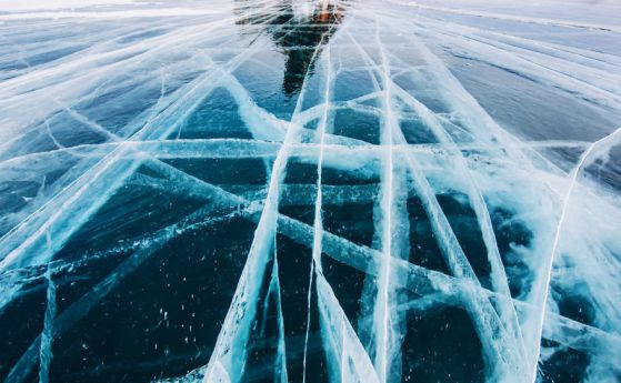 Уникални кадри от замръзналото езеро Байкал (снимки)