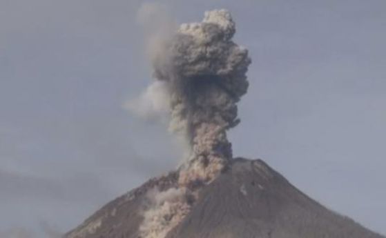 Изригна вулканът Синабунг в Индонезия