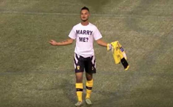 Футболист вкара, предложи брак и му вдигнаха картон (видео)