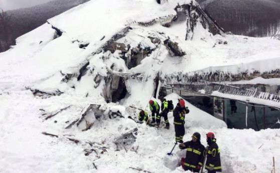 Извадиха три тела на загинали от лавината в Италия (видео)