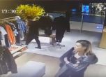 Издирват крадци на дрехи от столичен мол (видео)