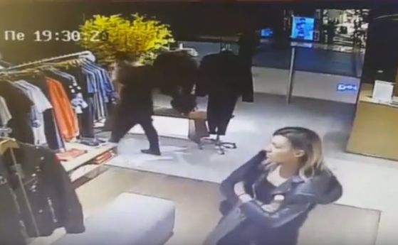 Издирват крадци на дрехи от столичен мол (видео)