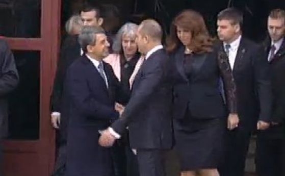 С аплодисменти и освирквания изпратиха Плевнелиев и Попова (видео)