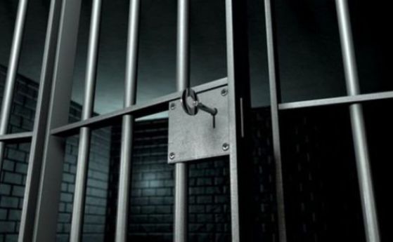 Прокуратурата се похвали с осъдени за корупция охранител и затворник 