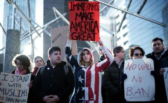 Половината американци подкрепят спирането на бежанците