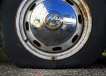 Младеж наряза гумите на 11 автомобила в Банско