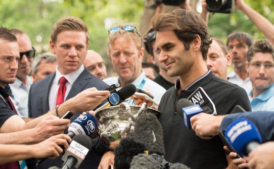 Роджър Федерер с купата от Откритото първенство на Австралия пред журналисти