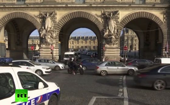 Стрелба пред Лувъра, нападател с мачете крещи "Аллах Акбар" (видео)