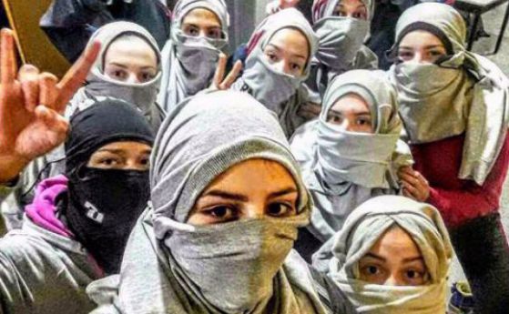 Защо цял женски отбор в Казанлък сложи хиджаб?