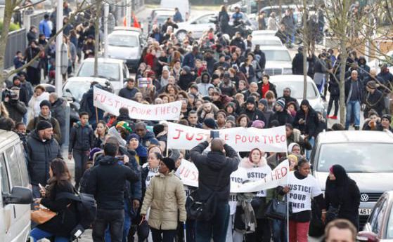Париж: Насиленият от полицаи Тео призова да спре войната по улиците и да се вярва в правосъдието